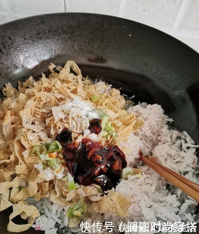 萝卜馅包子好吃有诀窍,调馅发面这样做,素馅包子也很香!