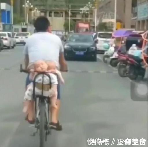 爸爸|双胞胎坐爸爸自行车座后打瞌睡,网友笑称:活着就不错啦