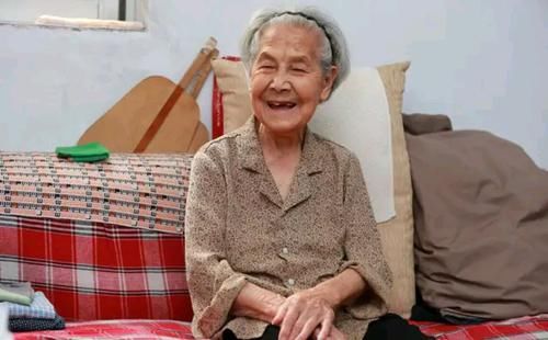 进入中年,起床时最好不要做这些“短命”的事,能改正的都要改了