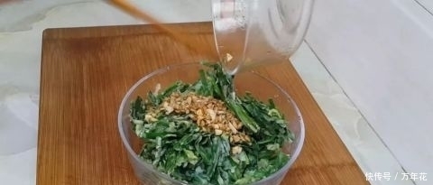 韭菜新吃法，加2个鸡蛋，不用炒不烙饼，比吃蒸菜都过瘾，太香了