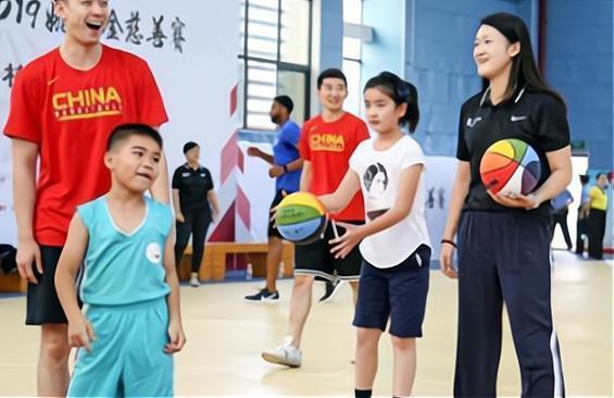 篮球|有种“基因”叫姚明的女儿,10岁身高1米7,网友:我还没孩子高