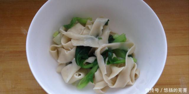 泼面|油泼面的面片这样做才最正宗,劲道爽滑特好吃,一勺油下去太香了