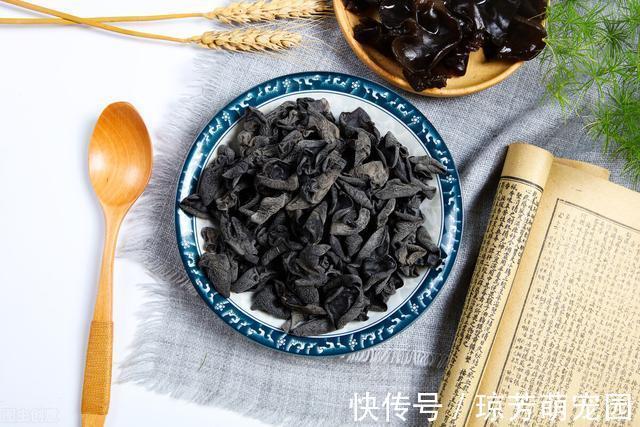 泡发木耳最忌直接用水泡，教你正确方法，木耳又大又软还干净