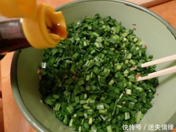 拌韭菜馅，直接调味是大错！多做2步，韭菜不出水，翠绿又脆嫩