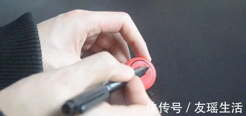 吸盘挂钩上粘个瓶盖真厉害, 一年能省下不少钱, 早点知道就好了