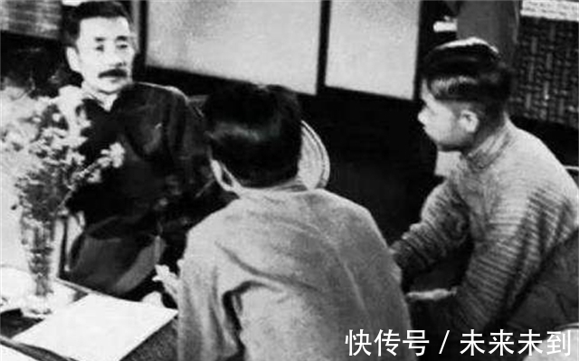 学生们!鲁迅第一次去北大授课,穿补丁布衫被学生嘲笑,随后教室鸦雀无声