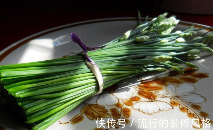 饺子|夏天包饺子用“韭菜苔”，鲜嫩多汁，比韭菜馅的都香，别错过