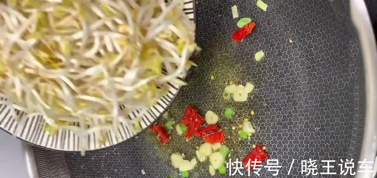 豆芽怎么做好吃？试试家常版炒合菜，鲜香味美酥脆诱人