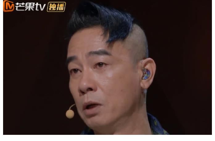 陈小春|54岁陈小春节目中落泪!因不舍兄弟淘汰哭到哽咽,眼眶通红惹人疼