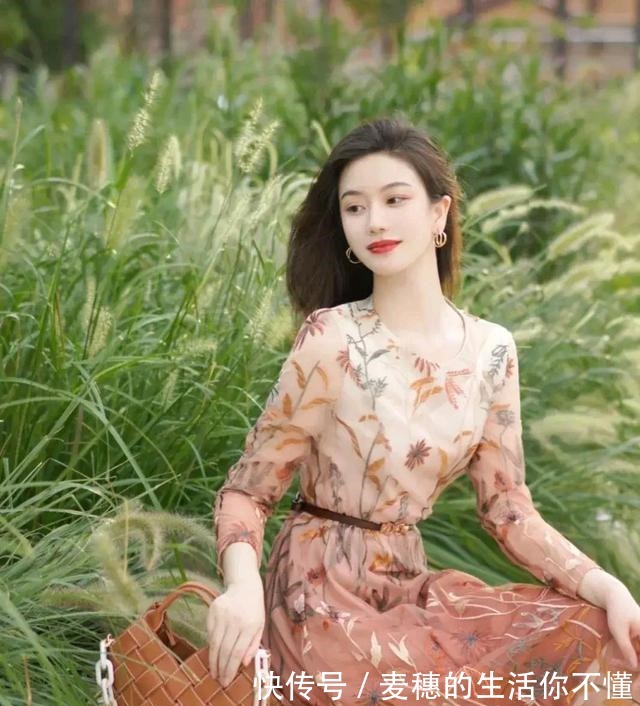 包身 卡其色包身与裙子相呼应,把秋日感拉满,与秋天撞个满怀!