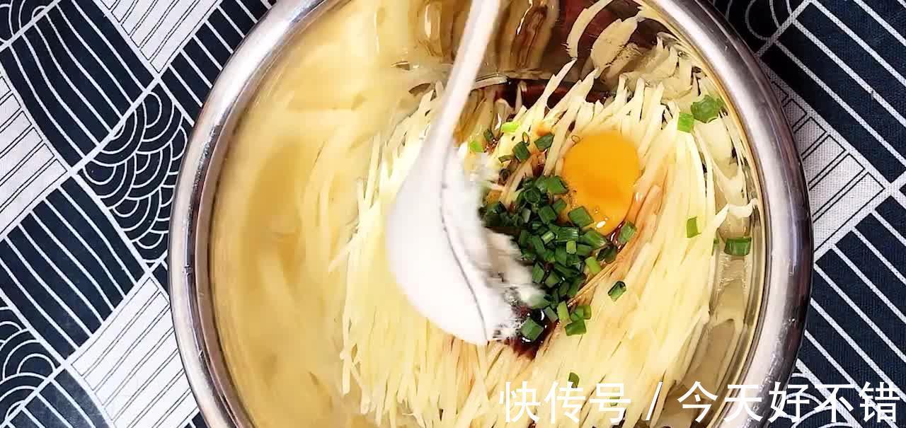 土豆新吃法，做法简单营养丰富，咸香酥脆带“沙口”，吃了还想吃