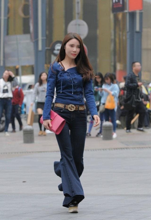 街拍：雪肤花貌的美女，身穿吊带连衣裙，时尚达人气质十足