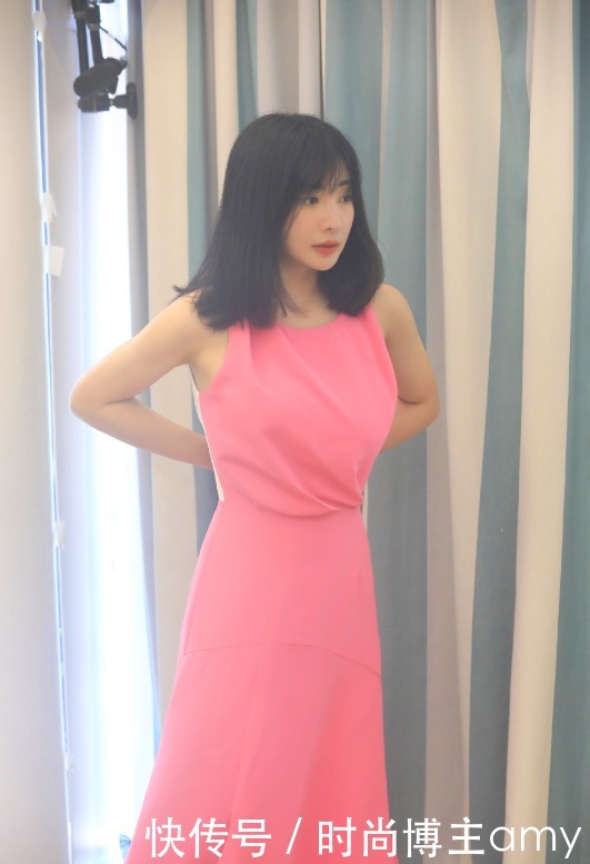 选择|谁说单调服装不可以穿出个性?“蕾丝隔段”非常明显,一般人驾驭不了