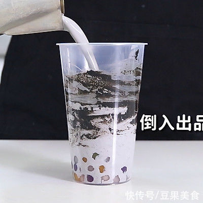 黑芝麻宝藏茶的做法，「暴小兔茶饮」免费热饮教程