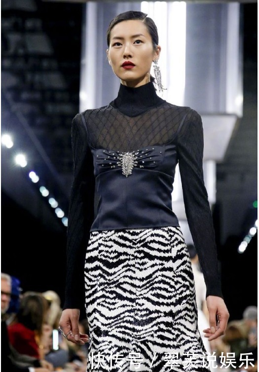 大表姐|刘雯时装周两场不同走秀,从头到脚美得霸气高端,这气质让人服气
