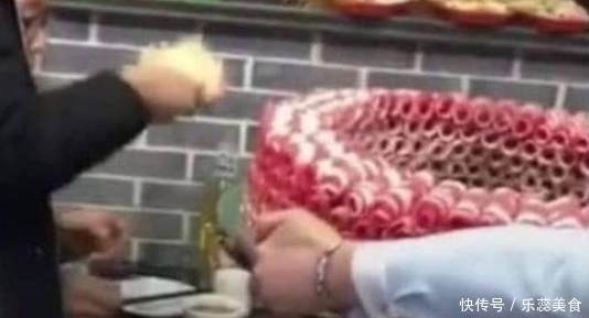 抠门|朋友请吃火锅,4个人只点一个菜,都说抠门,上菜后被“打脸”