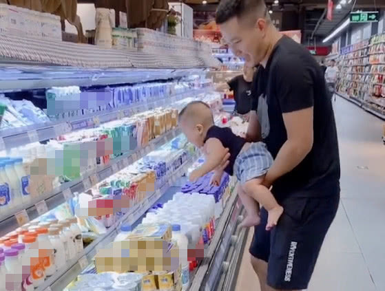 小手手|奶爸带娃“逛”超市火了,娃这年头大人真不好带,老是乱跑