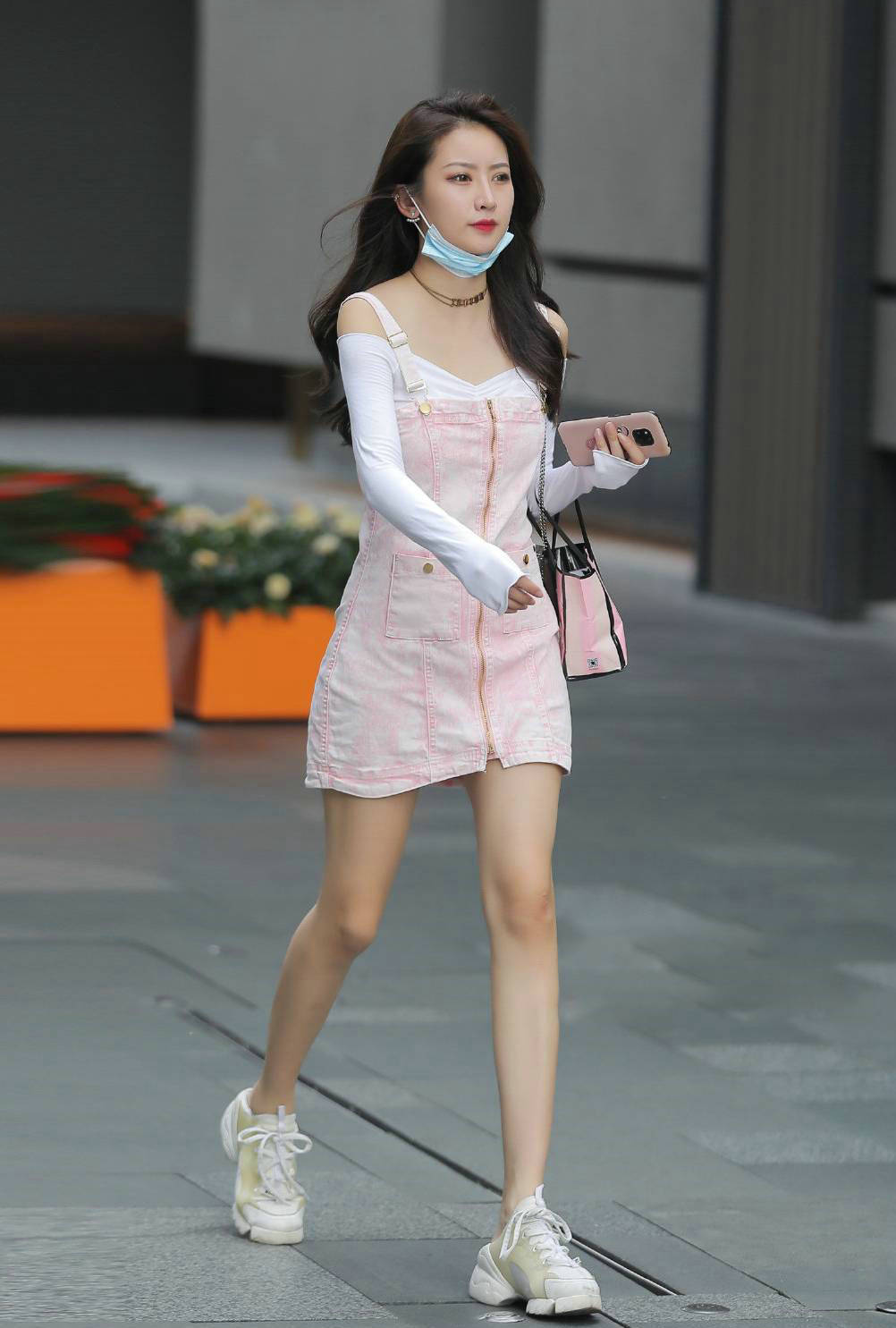 街拍|美女街拍:美女选择了一条粉色牛仔裙,款式时尚新颖,穿出了满满的青春动感