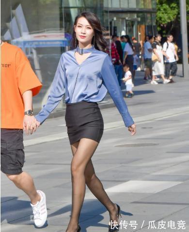 高挑 蓝色衬衫搭配黑色包臀裙,高挑优雅,气质迷人