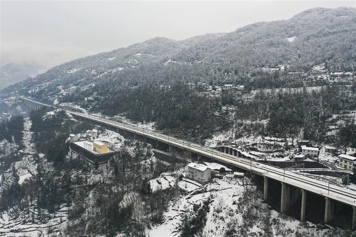 宜万线|宜万线上雪景美