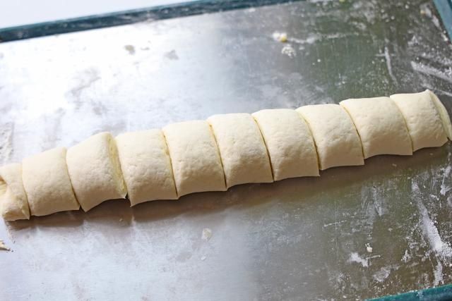 面团|面粉别蒸馒头了,教你做迷你小花卷,没有配菜一口气也能吃好几个