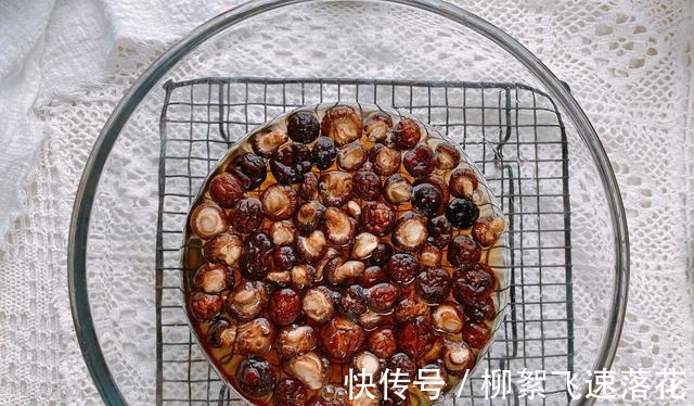 3分钟教你香菇最好吃的做法，爽滑软糯鲜香美味，下饭配面都不错！