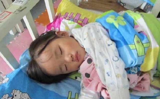 妈妈|5岁女儿自己睡2米大床,却总说“很挤”,妈妈看完监控后泪目