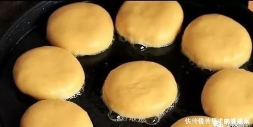 1碗面粉,4个鸡蛋,不用蒸不油炸,外酥里嫩,小孩抢着吃