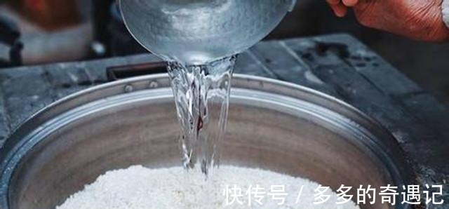 蒸米饭时，大米究竟要洗几次牢记这3点米饭粒粒分明，更香软！