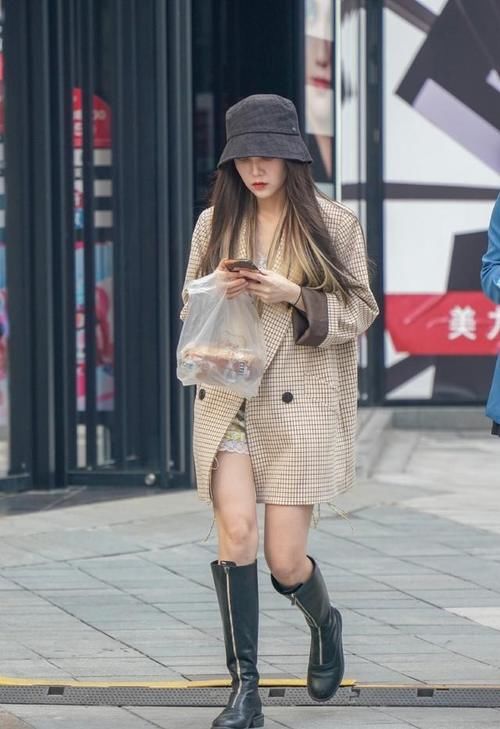 时尚穿搭：长款西装外套，搭配连衣裙，尽显淑女气息