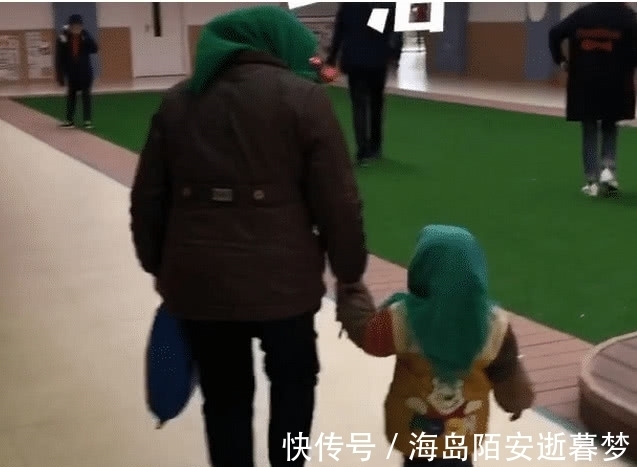 宝宝|奇闻：“保暖奶奶”走红，看到旁边宝宝后，网友：是老人带大的