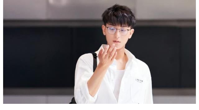 帶貨首秀被指割韭菜，黃子韜憤而反擊：你有什么資格酸我？