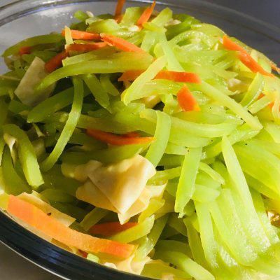  豆油|好吃到流泪的豆油皮炒莴笋，连吃三天都不够！