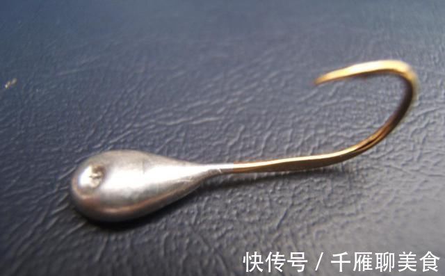 冬季|冬季钓草窝、钓冰孔，试试长竿短线空钩逗钓，不用饵也能上鲫鱼
