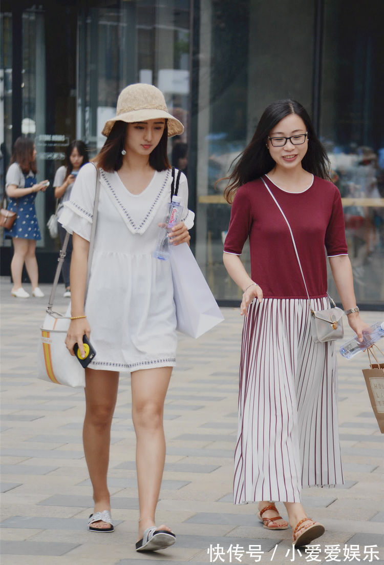 阔腿裤|街拍：白背心搭配阔腿裤，身材苗条的小姐姐，太养眼了