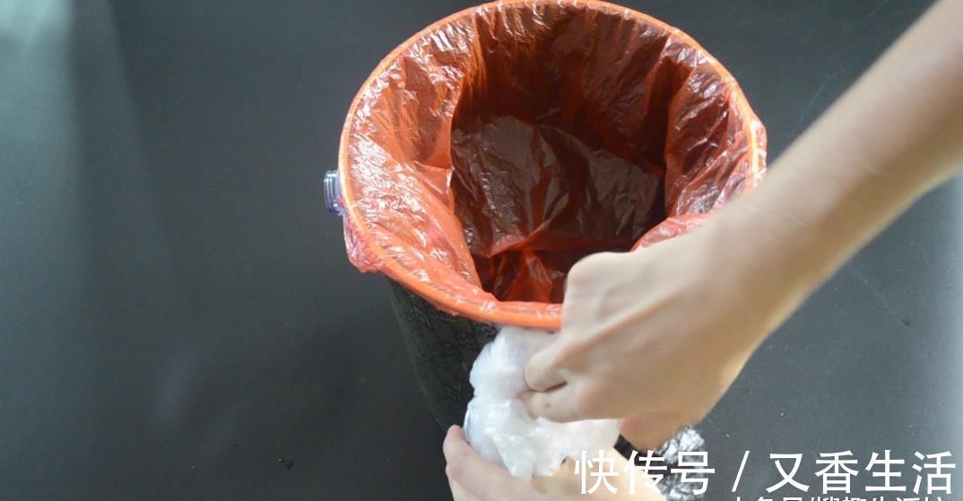 垃圾桶上粘一个塑料瓶, 一年还能帮家里省不少钱, 可惜知道的人不多