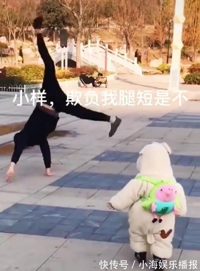 爸爸|爸爸在宝宝面前翻跟头,宝宝不甘示弱,当宝宝翻倒在地时妈妈笑喷