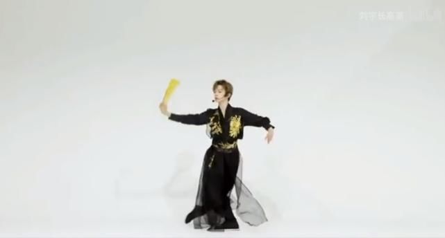 《创4》人气C位学员现状：刘宇跳《天下》，周柯宇主动应援粉丝！