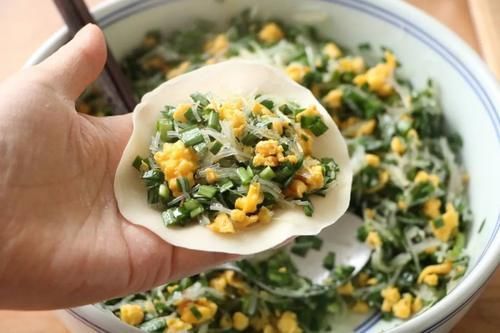 韭菜盒子|早餐韭菜不做韭菜盒子,试试这样做,金黄酥脆,满满的馅料,太过瘾了