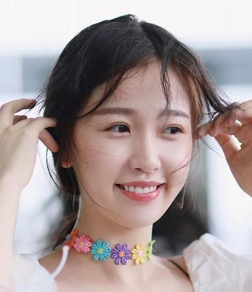 “发际线高”的女人，建议留以下4种“刘海”，显脸小还显年轻