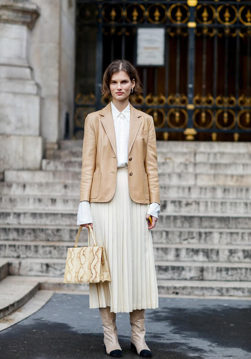 百褶裙怎么搭配才好看？配毛衣优雅，配卫衣帅气，都好潮