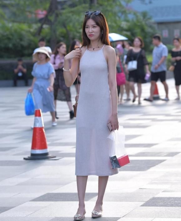 简约的白色吊带裙，穿出温婉知性的美，气质优雅又落落大方