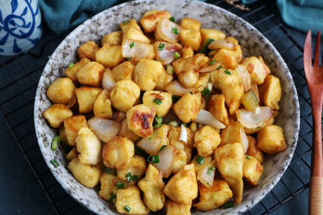 剩馒头别蒸着吃了,5分钟做成早餐,比肉还好吃,每次一锅吃精光