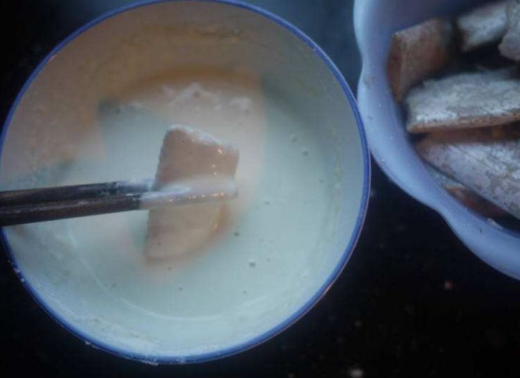 炸带鱼，用面粉还是用淀粉？全错，大厨用它，金黄酥脆外焦里嫩