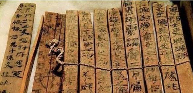 田忌|这个竹简的出现，揭示了庞涓的痛下狠手，皆因孙膑的狠毒