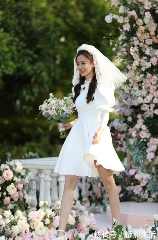 有种“偏心”叫跑男对关晓彤,全体女嘉宾都穿婚纱裙,就她搞特殊