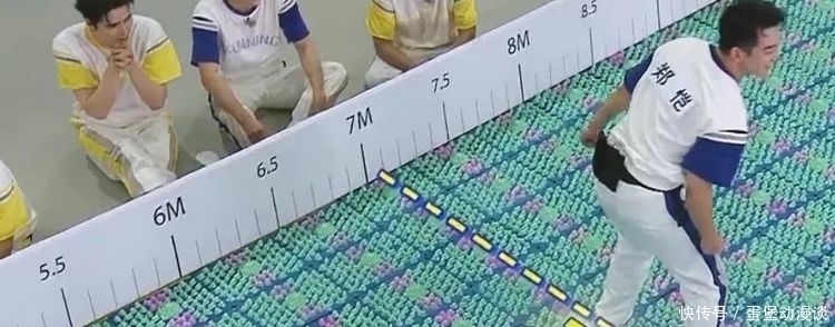 宣传|跑男成员为宣传郑恺新电影,玩游戏故意放水,宋雨琦的做法太耿直