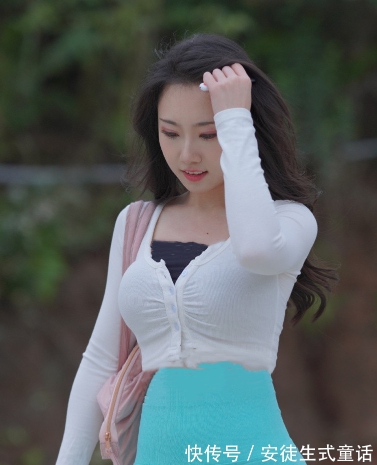 小姐姐 白色小衫搭配青色紧身瑜伽裤,气场强大,吸睛又时髦