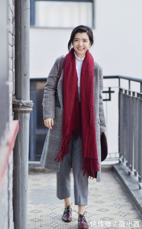 穿搭 有品位的女人,冬季都在穿“大衣+西装裤”,颜值不高也能显气质