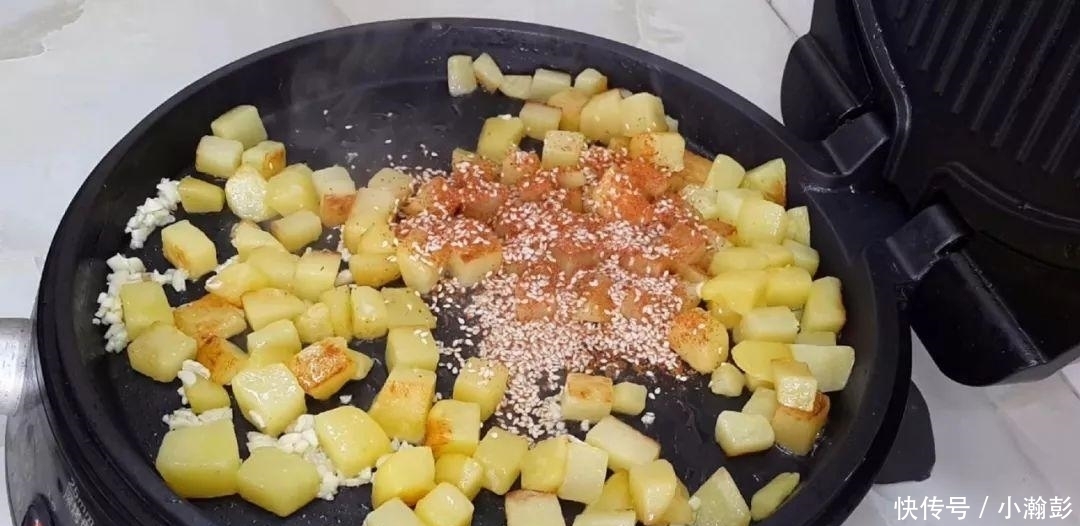 土豆又出新吃法,教你简单一做,比干锅土豆做法简单,比薯条好吃
